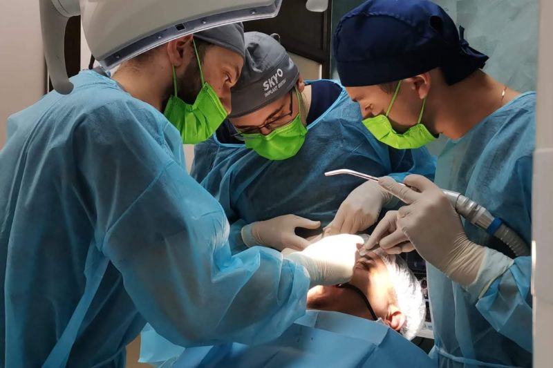 Dinti ficsi in locul protezei mobile - solutia moderna pentru un zambet stabil si natural