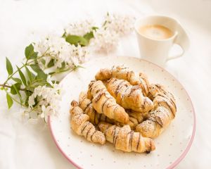 Croissantul din comert: ce substante daunatoare contine