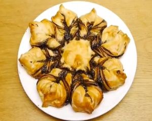 Bunatati pentru masa de Paste: Cozonac floare cu Nutella