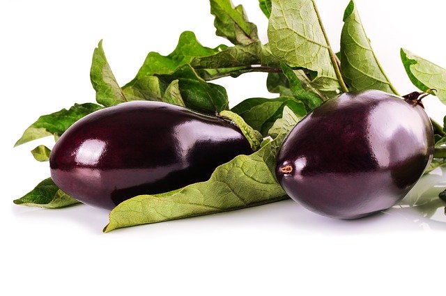 Salata fresh cu vinete, linte si iaurt pentru vara