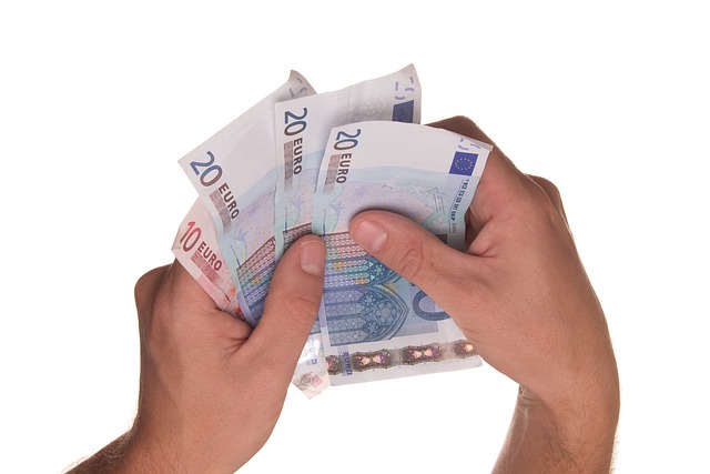 Strategii simple pentru a economisi bani