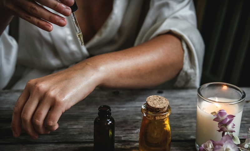 Cand si de ce sa folosesti uleiuri esentiale? 5 sfaturi utile pentru relaxare, ingrijire si stare de bine
