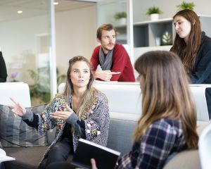 Limbajul non-verbal: 6 gesturi care ne tradeaza gandurile