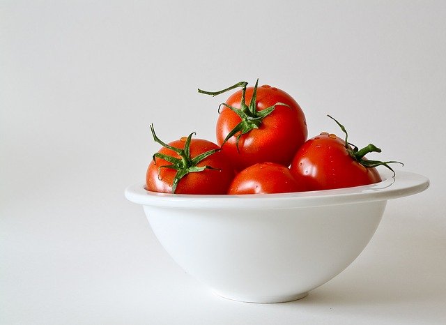  4 trucuri de skincare cu rosii