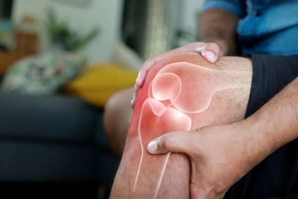 Gonartroza nu inseamna resemnare: cum te ajuta serviciile de reumatologie si recuperare medicala?