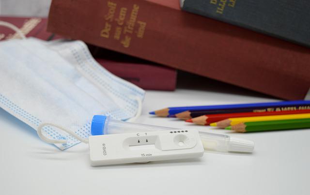   4 simptome pe care le au persoanele infectate cu varianta Omicron