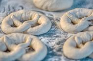 Ghid pas cu pas pentru a face covrigi deliciosi de casa