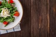 Salata de rucola cu branza feta si rosii cherry. O alegere sanatoasa!