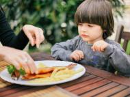 Dieta bogata in peste, remediu pentru astmul la copii