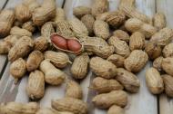 5 motive sa consumi arahide zilnic