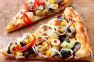 Pizza de post cu multe legume. Reteta savuroasa