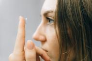 Cum sa eviti problemele care pot sa apara atunci cand porti lentile de contact