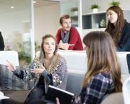 Limbajul non-verbal: 6 gesturi care ne tradeaza gandurile