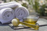 Masca de par cu ulei de ricin: cel mai bun tratament naturist pentru regenerare